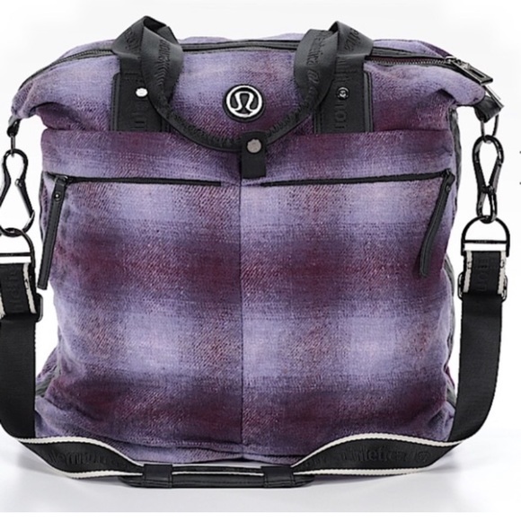LULULEMON Fast in Flight bag.